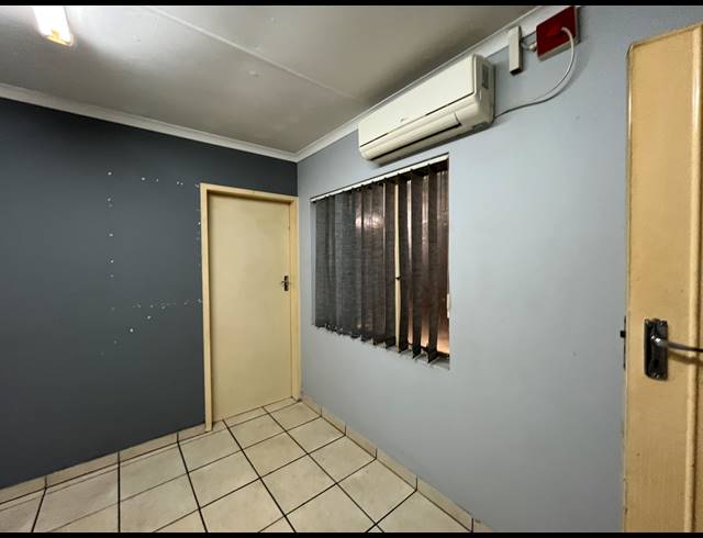 625M² WAREHOUSE TO LET IN SEBENZA
